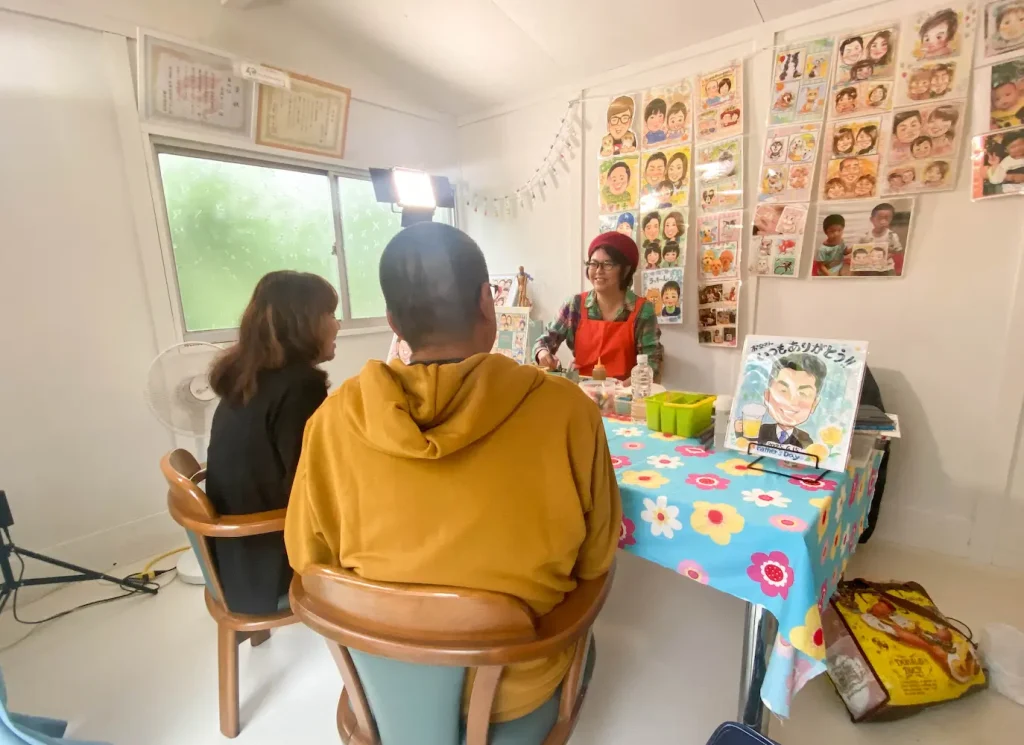 大磯町のアトリエ咲楽絵(似顔絵作画)の様子